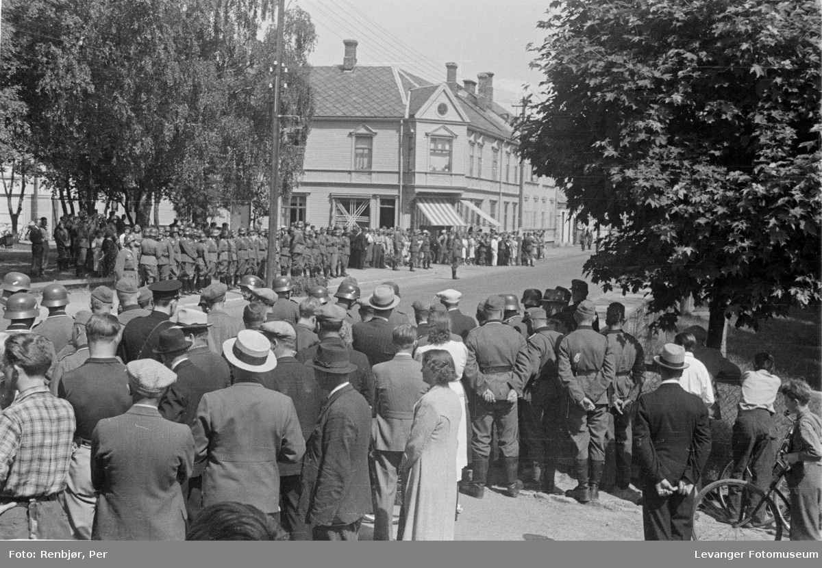 Tyske tropper på torget i Levanger.