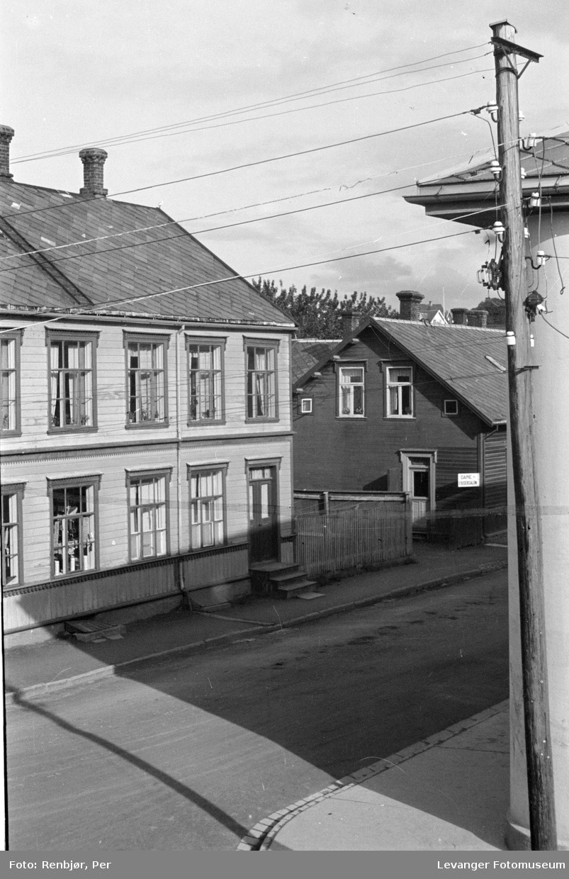 Utsikt fra Renbjørs hjørnevindu mot Røskaftgården.