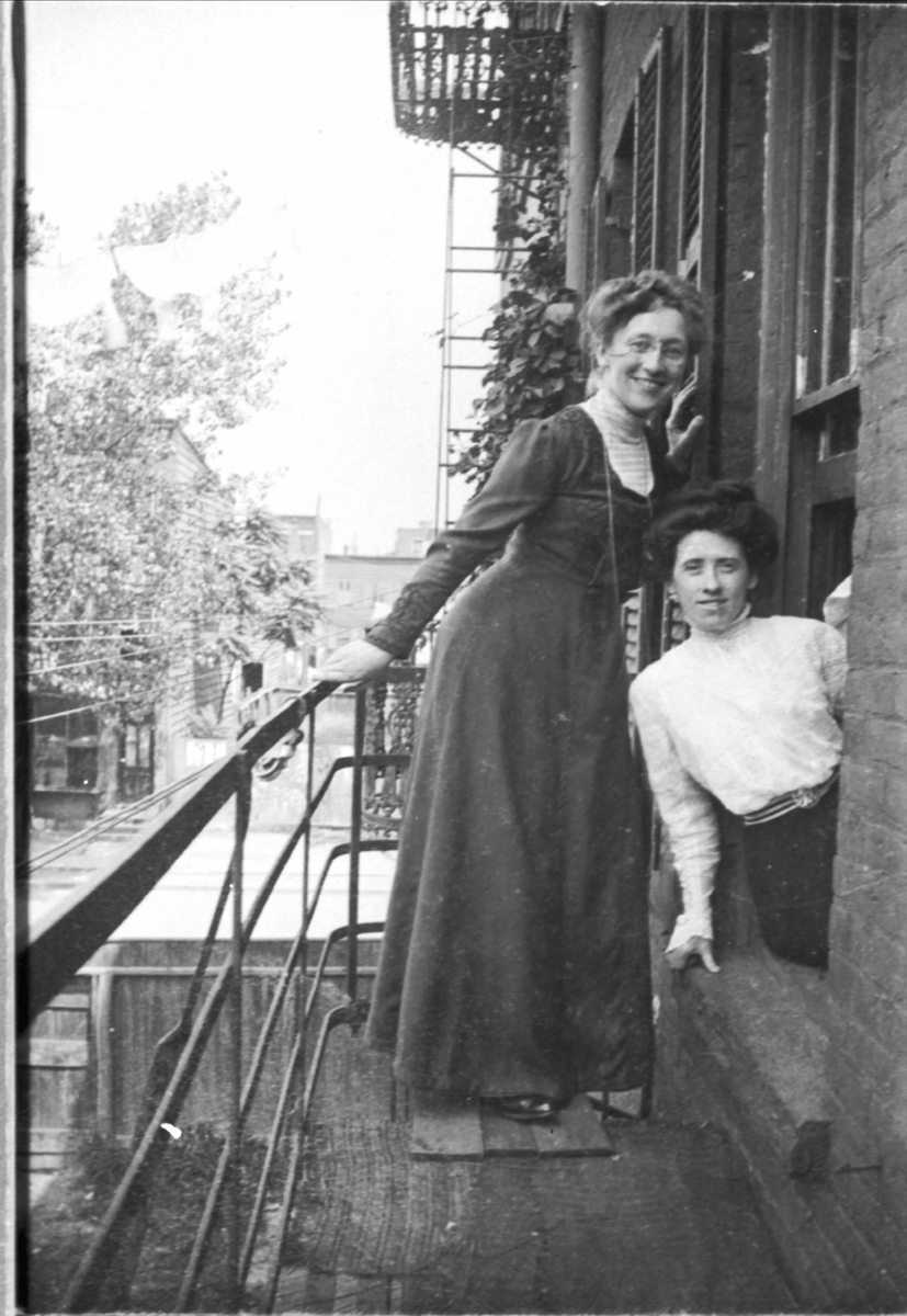 Magdalene Norman og Frida Thode utenfor kjøkkenvinduet i leiligheten i Brroklyn.