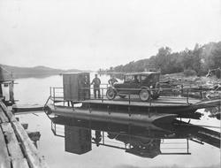 Vågseters pontongferge med en liten europeer ca. 1924-1927 m