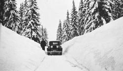 1930-1931 modell Nash personbil på vinterveg i Snertingdal i