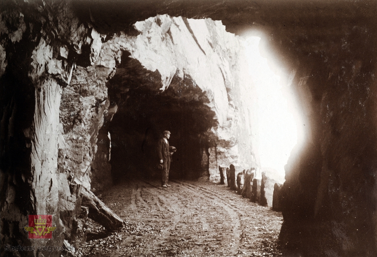 "Veianlæg". "Veianlægget Saude - Storskjær, Stavanger amt 1910 - 1913. Tunnel nr. 5, øvre i Vastadlierne. Søndre indgang".
