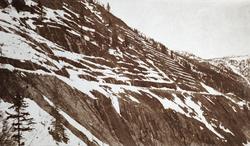 Rassikring over veg i fjellside ved Maristien ca 1880-1910