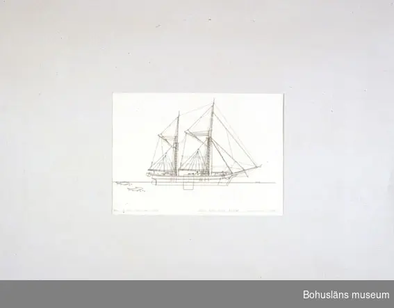 Montering/ram: Passepartout av tunn grå kartong; 55 x 66 cm, Nyzeeländsk segelpråm, scowschooner, flatbottnad och med centerbord.
Övrig historik se UM72.26.001.