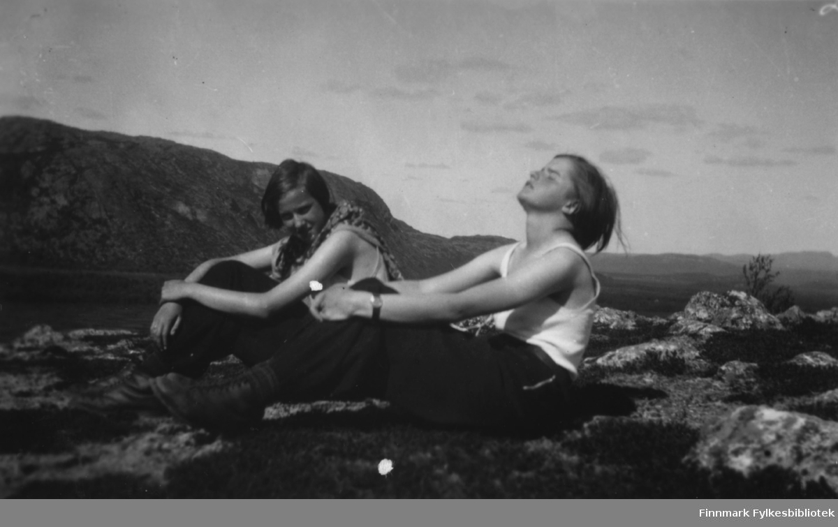 Ruth Grønvigh og Solveig Evanger nyter sommeren i Bugøyfjord. De har søkt litt opp i høyden der det var litt vind for å slippe unna myggen.