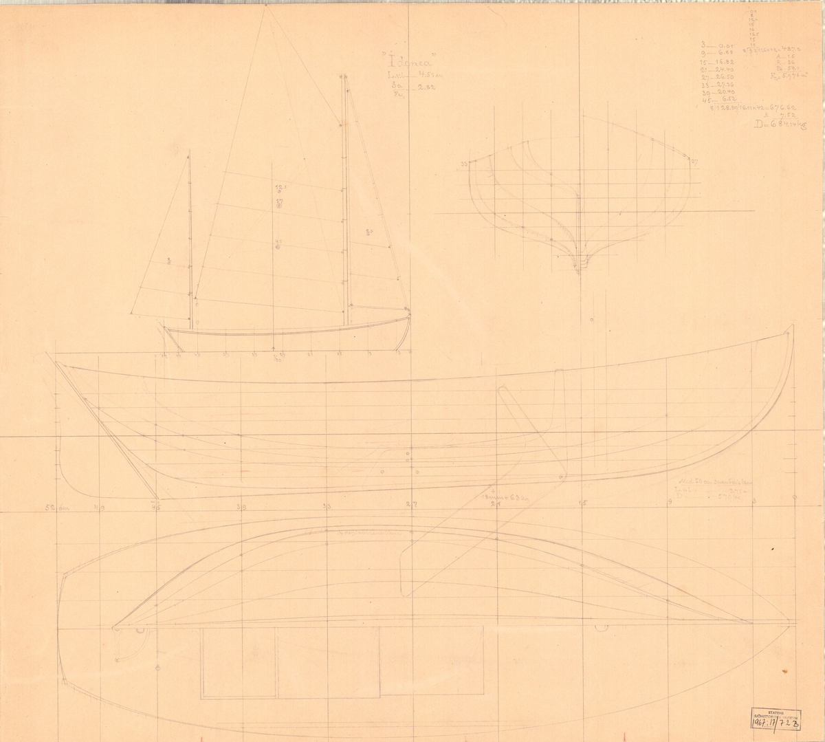 Tvåmastad segelkanot med gaffelrigg och centerbord.
Spantruta, segel-, profil- och linjeritning
