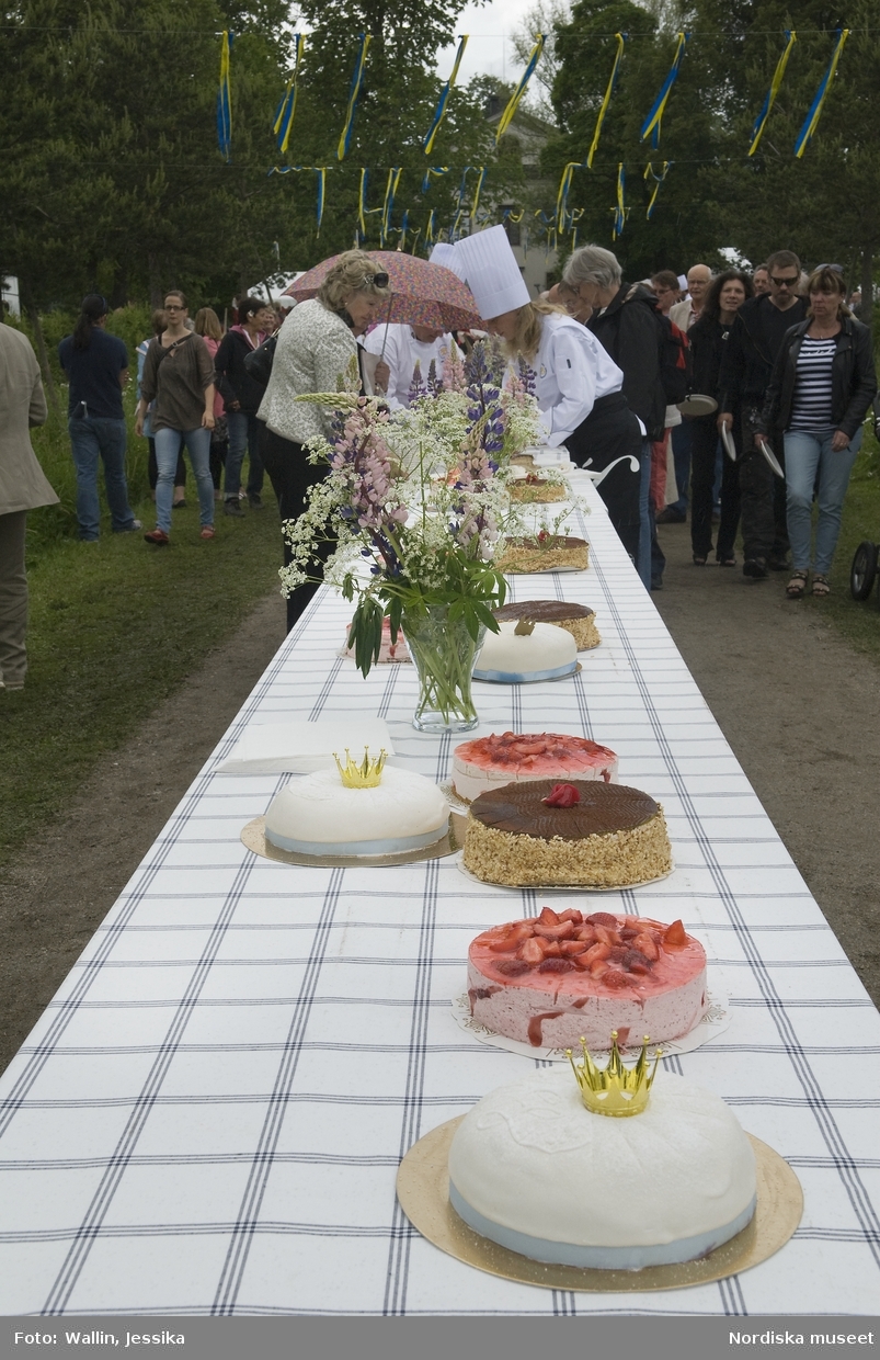 Firande av kronprinsessbröllopet 19 juni 2010, Ockelbo. Tårtbuffé.