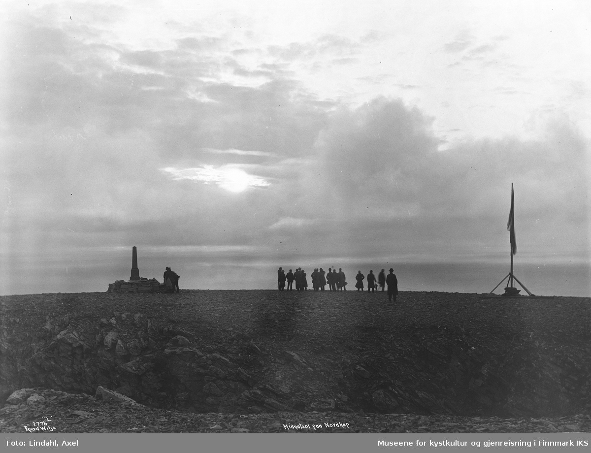 Nordkapp-platået med turister og Oscarstøtten til venstre. Ca. 1880-1890. (Originalnegativet eies av Norsk Folkemuseum, WL 02776*A)