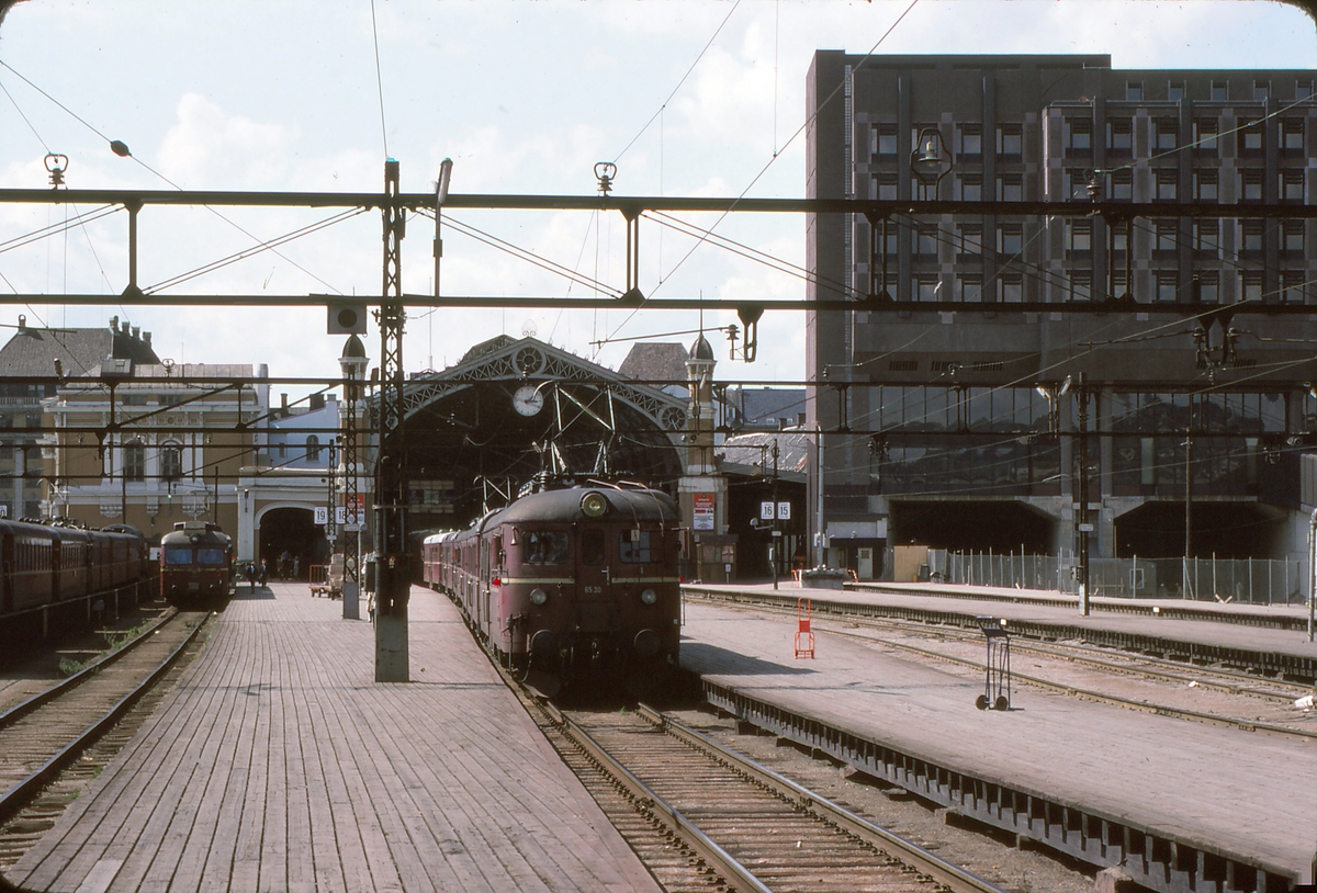 Oslo S mens fortsatt en del av den gamle Østbanestasjonen var i bruk. Persontog med type 69 og 65.