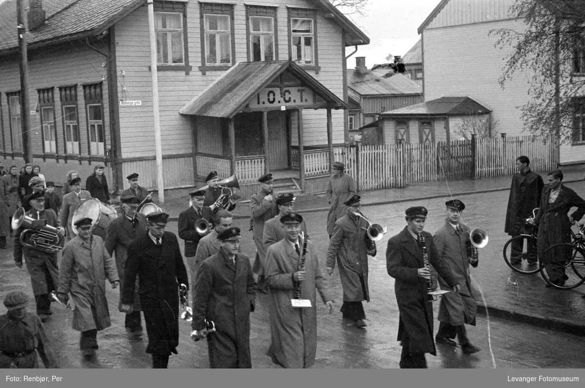 Korpsmusikk i Levanger fredsvåren, tatt  forbindelse med ankomsten av de norske politistyrkene fra Sverige.