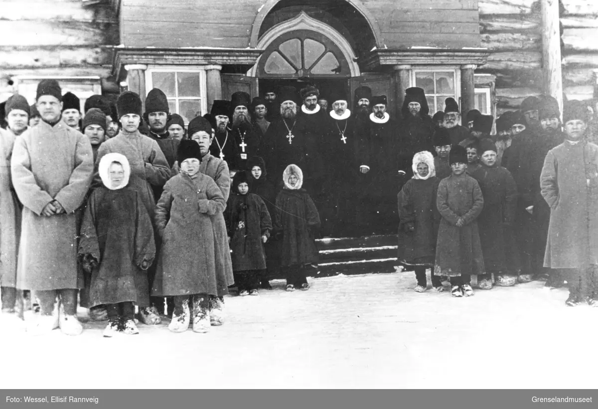 Munker og Geistlige utenfor Pechenga kloster 1911. Den norske Geistlighet på besøk.