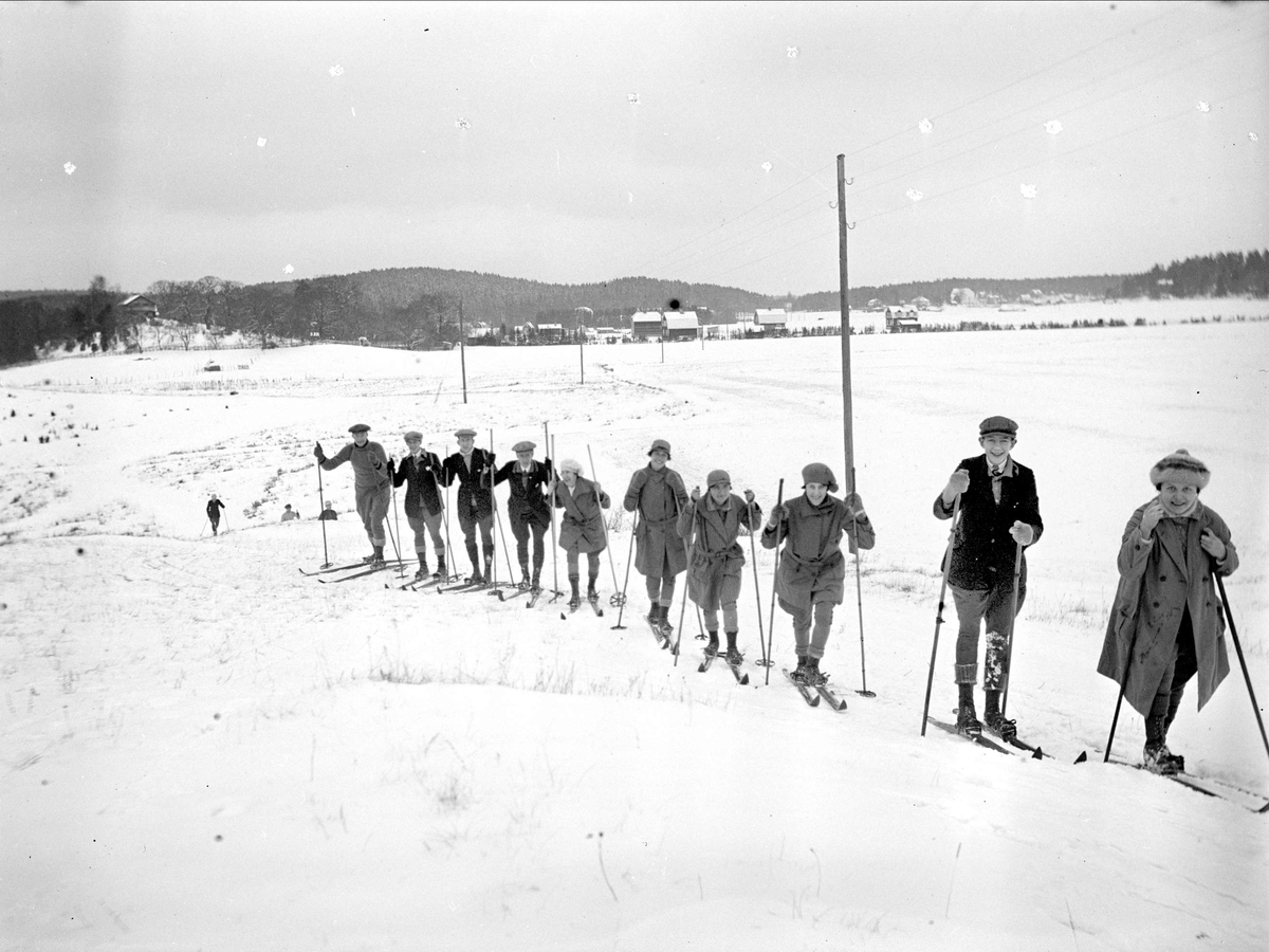 Godtemplarnas folkdanslag på skidutflykt, Uppland omkring 1920-tal
