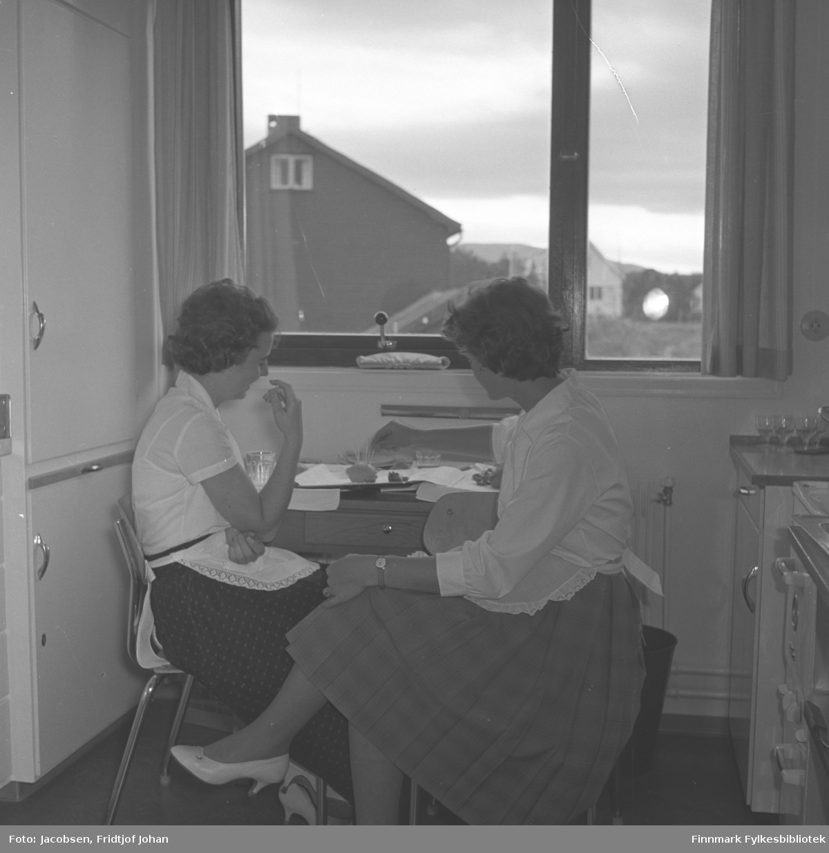To damer har (røyke)pause på kjøkkenet til Televerkets bygg i Alta.
