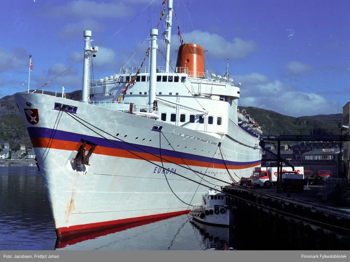 Turistskipet "Europa" ligger ved Dampskipskaia i Hammerfest. Havnebåten ligger ved kai foran turistskipet.