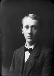 Studioportrett av ung mann.