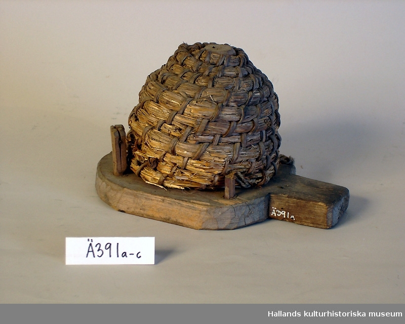 Bikupa i miniatyr, Kupa i halm med tillhörande bottenplatta och plugg i trä.