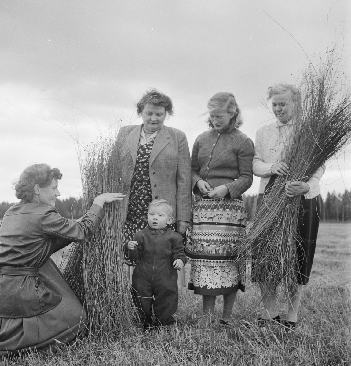 Astrid och Peter Alfvén, Astrid Andersson, Marietta Rasto och Ruth Larsson med lin som odlats i Götbrunna