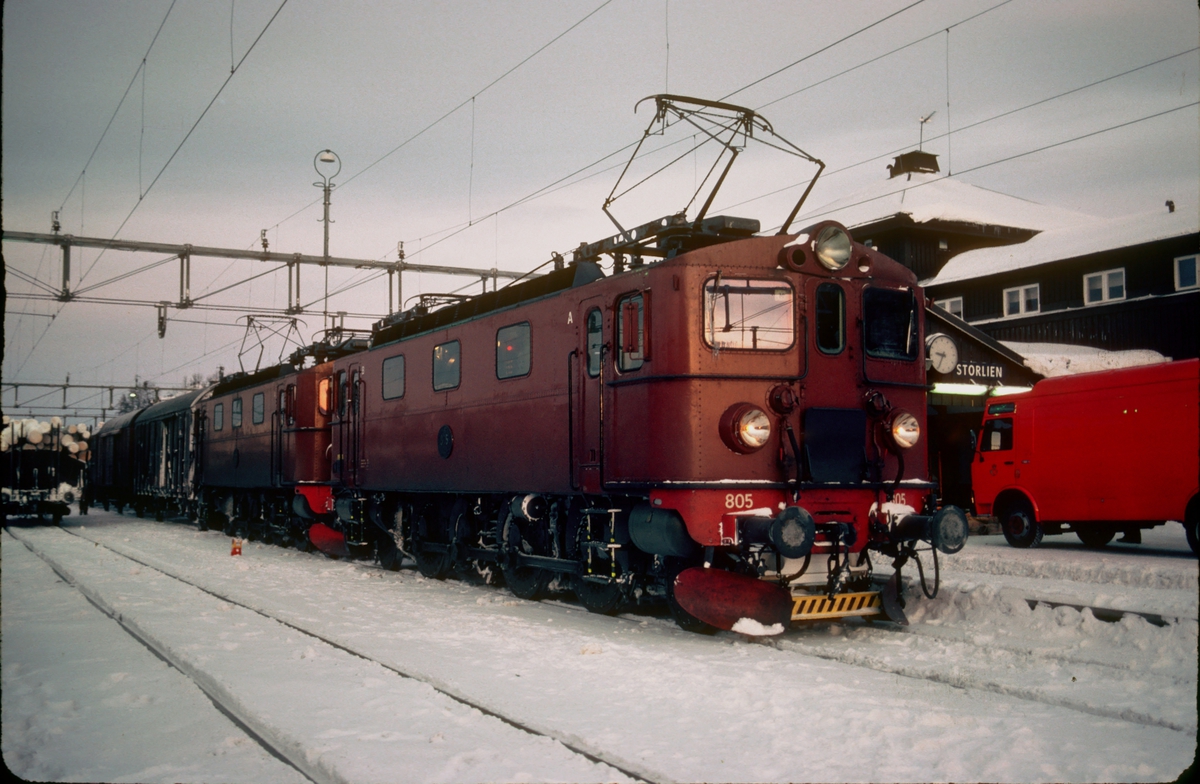 SJ godstog med to lokomotiver type Da i fellesstyring på Storlien stasjon. SJ Da 805.