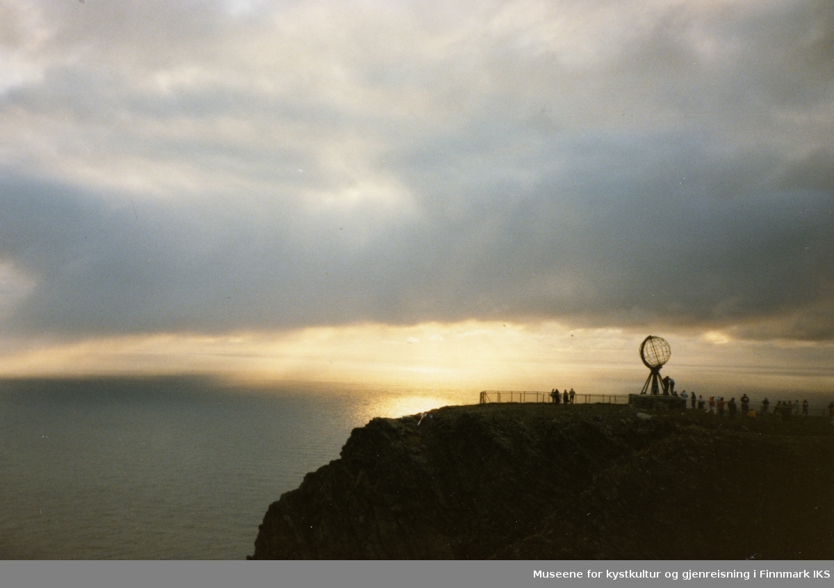 Turister ved Globusen på Nordkapp-platået. Posisjonen av solen kl 24.14, Midsommarafton 1986. 20.06.1986.