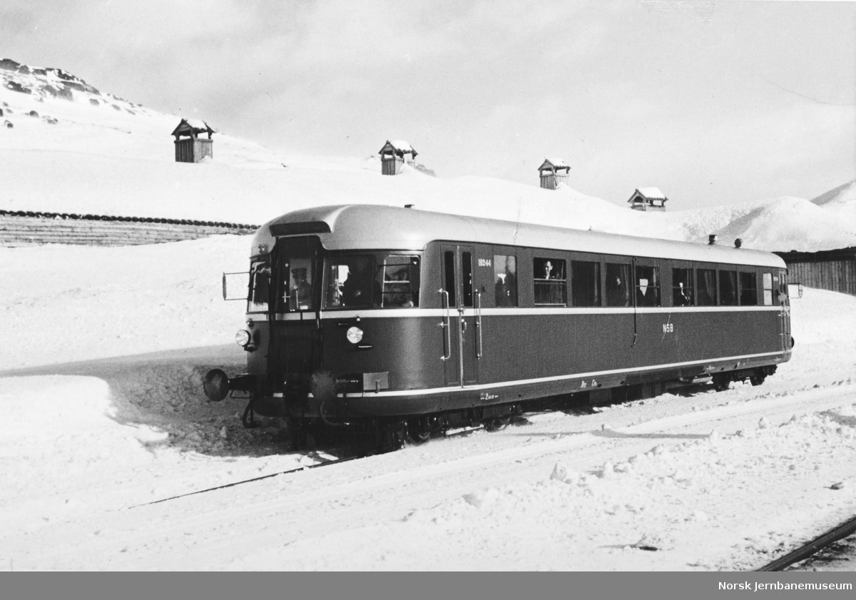Ny dieselmotorvogn nr. 18244 (86.44) på Finse stasjon