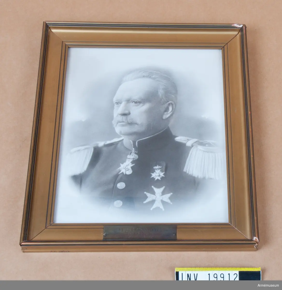 Fotografi föreställande byråchef M Stendahl (1900-01-09-1905-12-15).
Stendahl bär uniform m/ä, intendenturkåren, och tre st ordnar. 2 st mycket kantstötta hörn, 2 st mindre fula.