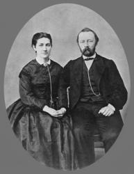 Portrett av Anna og Lauriz Brodtkorb. De sitter side ved sid