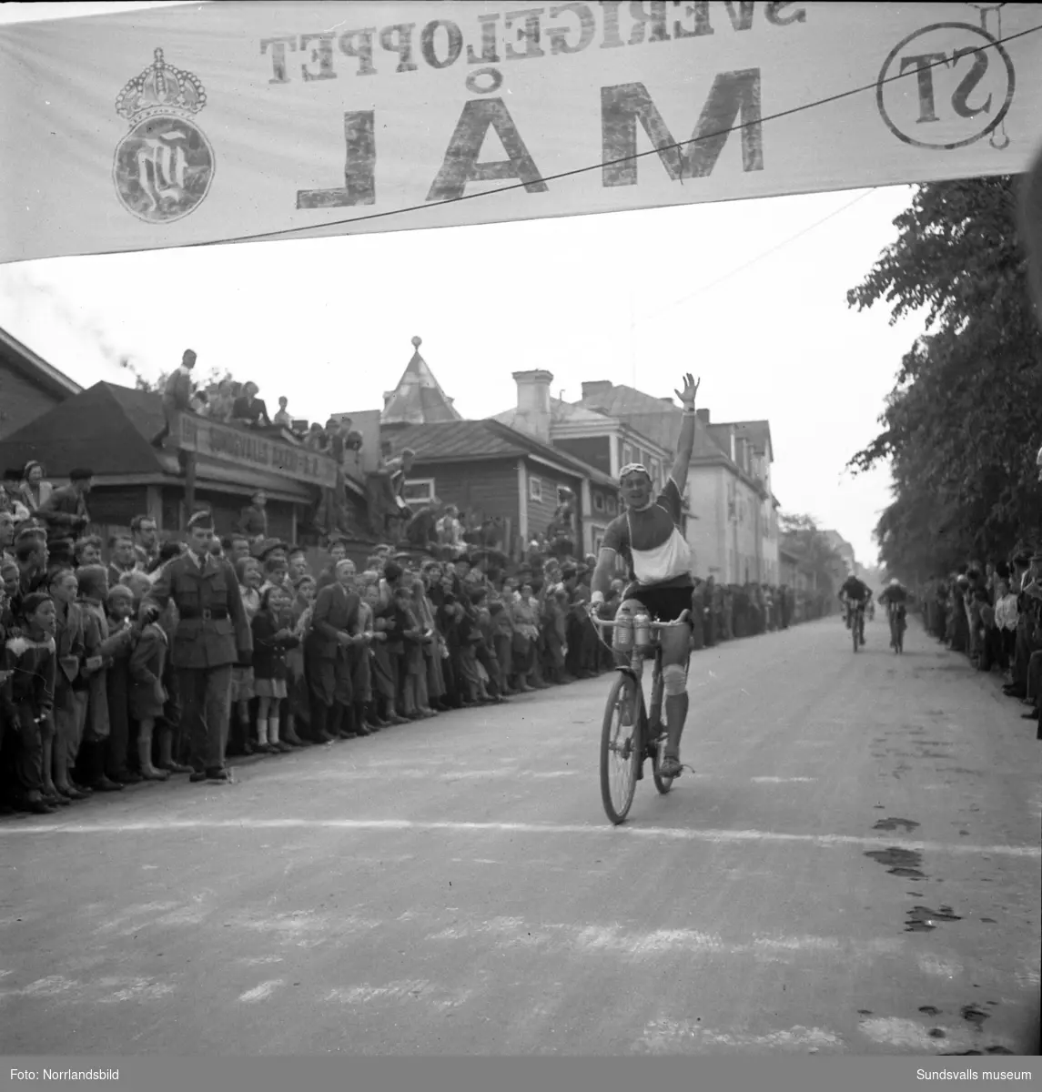 Det första Sverigeloppet på cykel passerar Sundsvall. Det var ett klassiskt cykellopp från Haparanda till Ystad som arrangerades sammanlagt tio gånger mellan 1951 och 1965. Deltagarna tog sig fram med brukscyklar utrustade med Husqvarnas 2-växlade Novo-nav längs bitvis leriga Riksväg 13 som söder om Stockholm övergår till Riksväg 1.