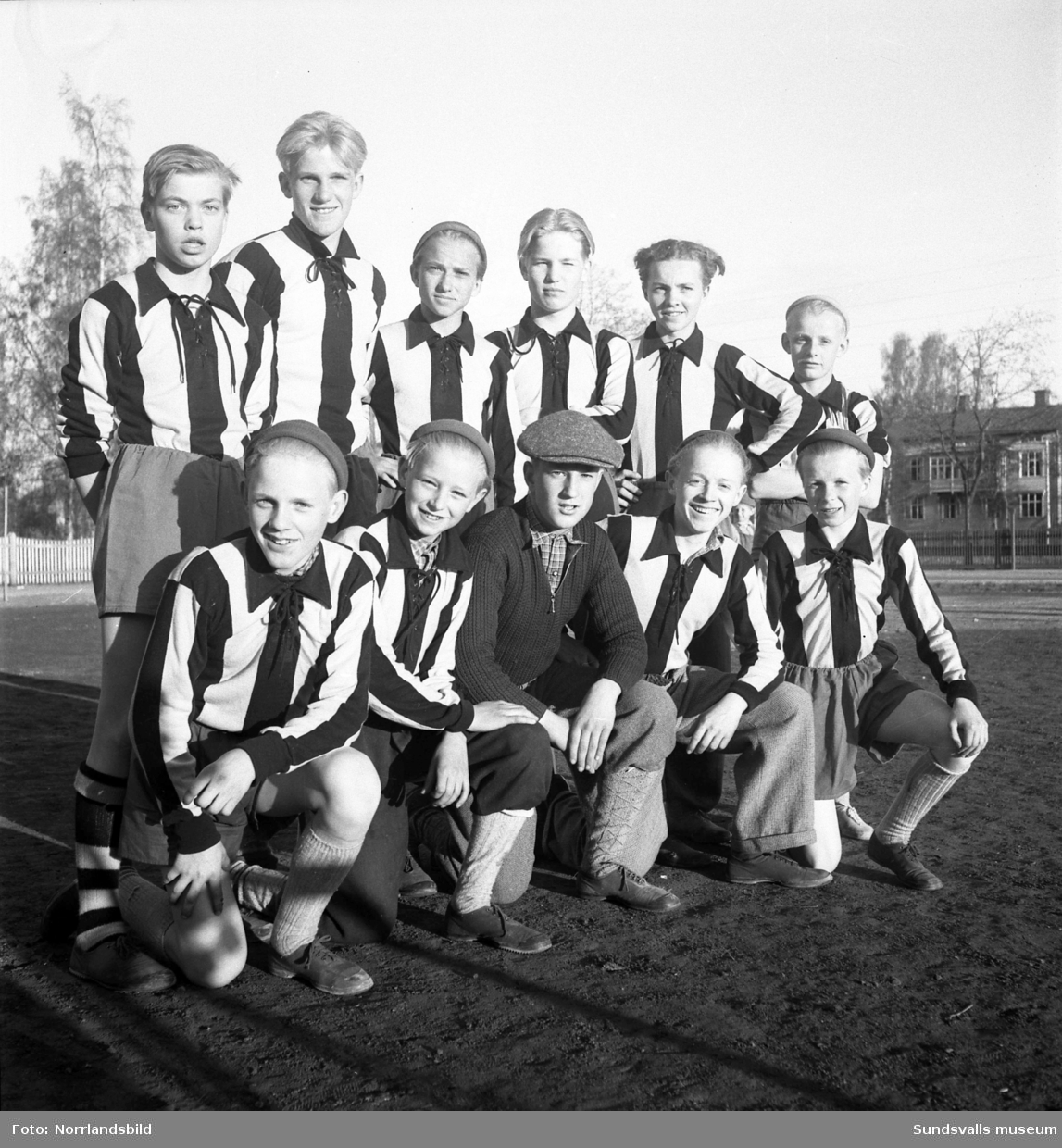 Pojkfotboll på västra plan, Åkersvik. Lagbilder och spelbilder. Ett av lagen är IFK Sundsvall.
