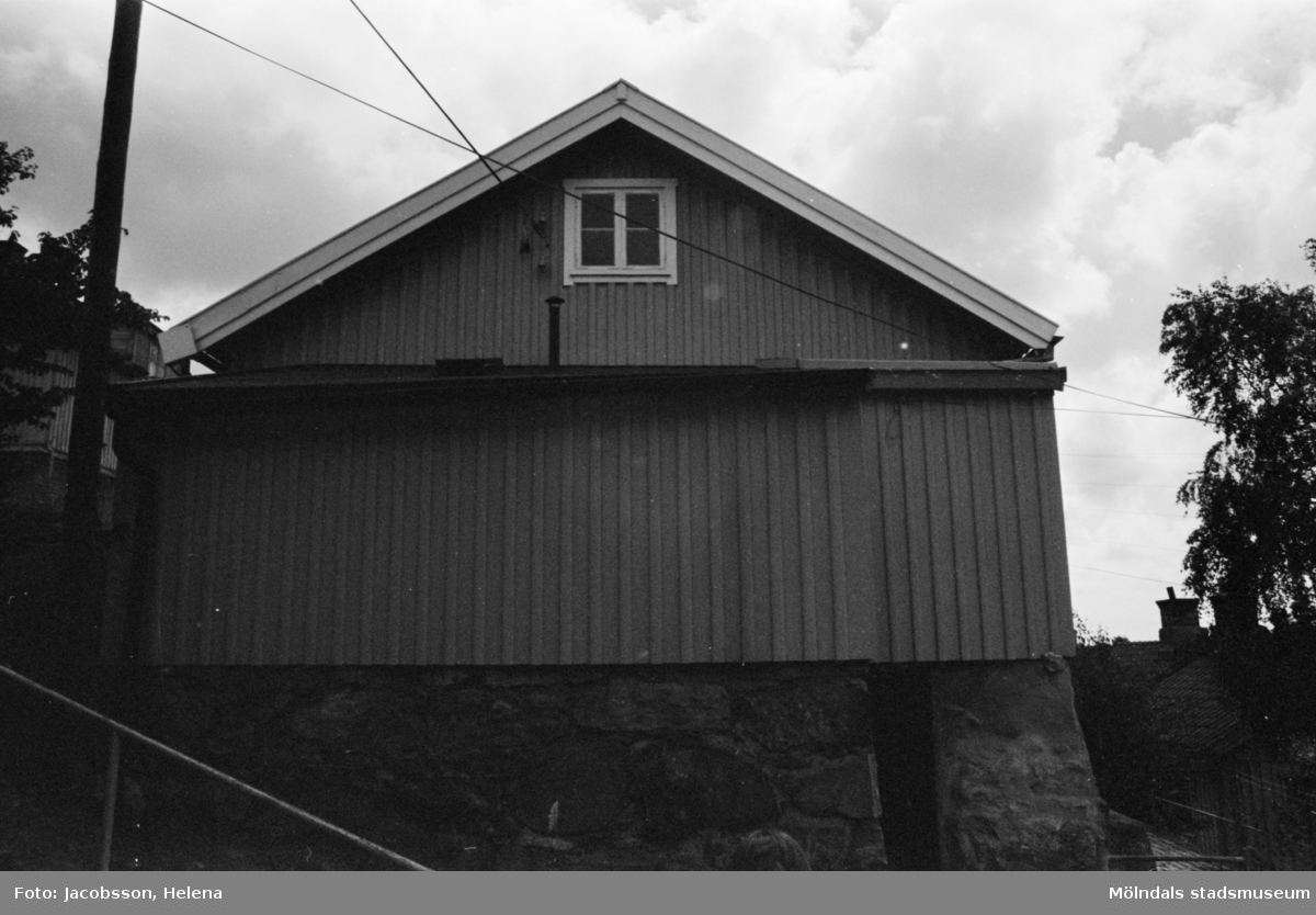 Exteriörbild av bostadshus på Roten M 22 i Mölndals Kvarnby som användts som ateljé, 1972.