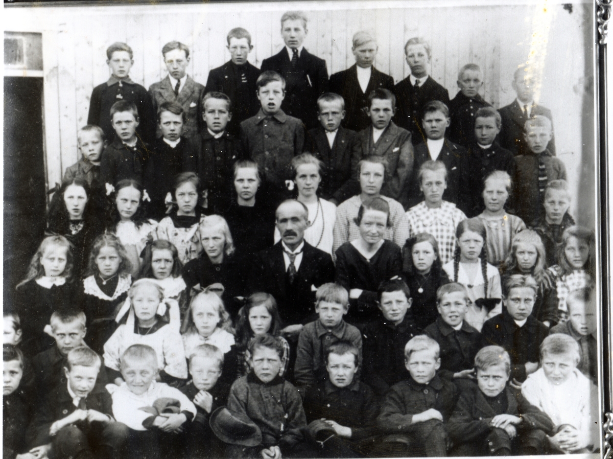 Skoleklasse ved Vestre Ulnes skule. Nr. 3 fra venstre i bakerste rekke er Ola K. Hippe