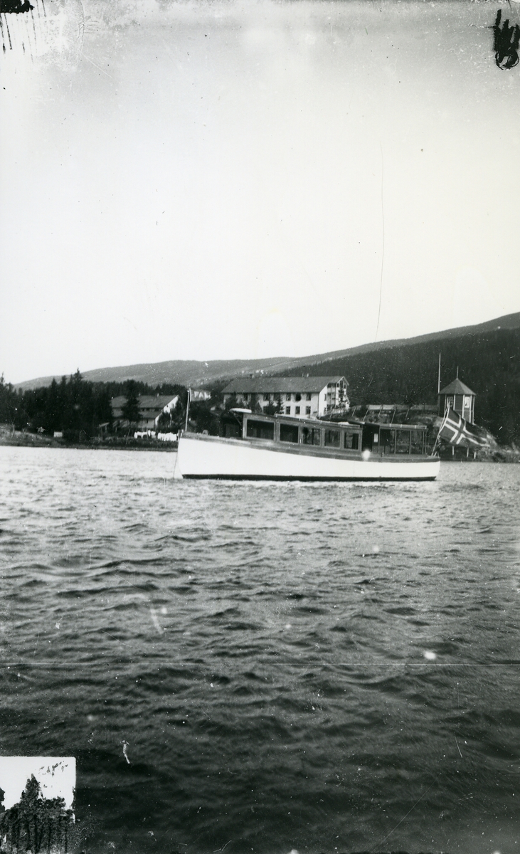 Rutebåten  "Falken" til ankers på Strandefjorden, utenfor Fosheim Hotell.