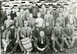 Arbeidere fra tønnefabrikken i Flatanger