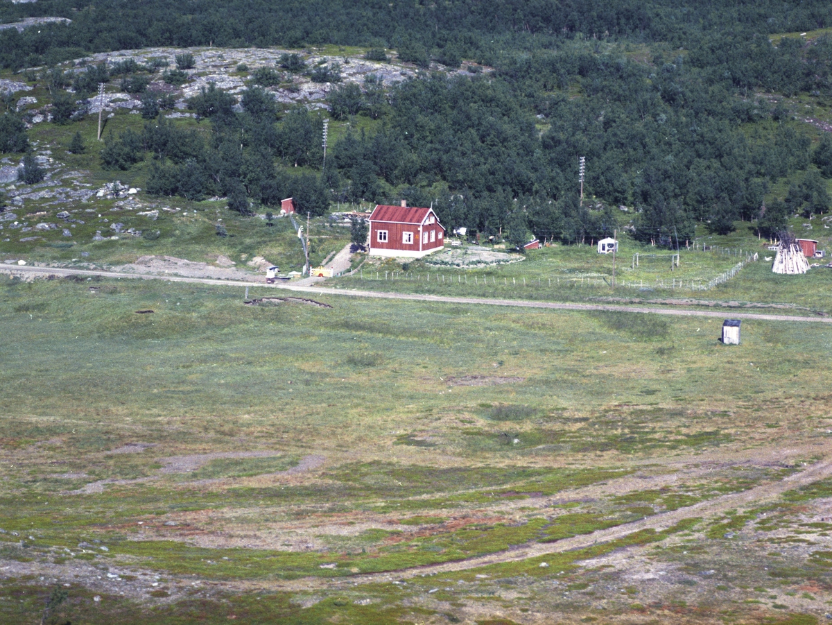Flyfoto fra Lebesby. Negativ nr. 122687. Fra tettstedet Ifjord. Huset tilhører Ella Olaussen.    Fargekopi finnes i arkivet.