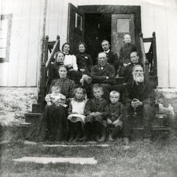 Foran fra venstre: Egil Halmøy, Hjørdis Halmøy Floan, Harald