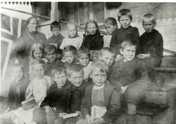 Skoleklasse fra Flatanger. 1. rekke fra venstre: Peder Leirv