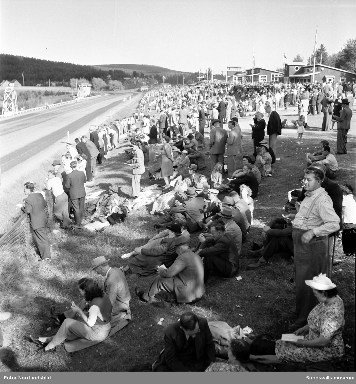 Tävlingar på Bergsåkerstravet 1949 med Nordsvenska Travmästerskapet som vanns av Harry Westergren & Brandver.