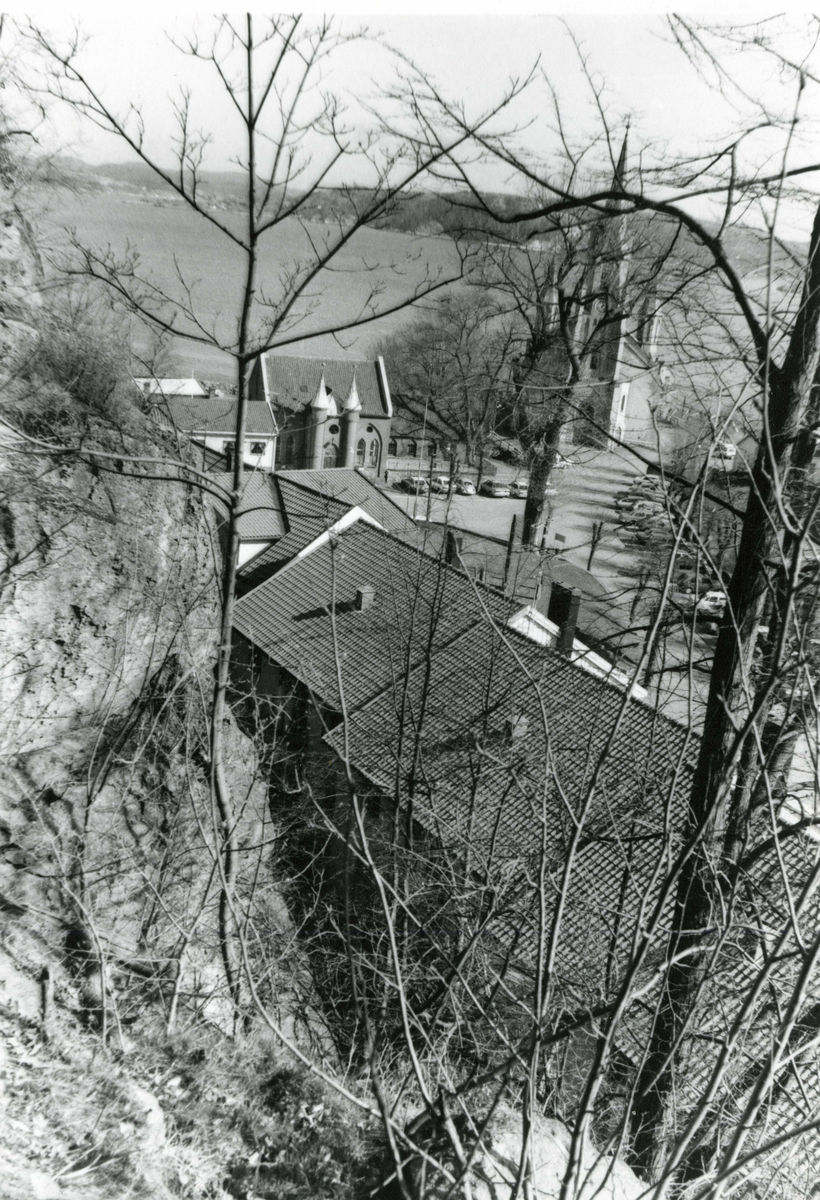 Takene på de nye leilighetene til Kragerø boligbyggerlag. Kragerø kirke og Metodist kirken.