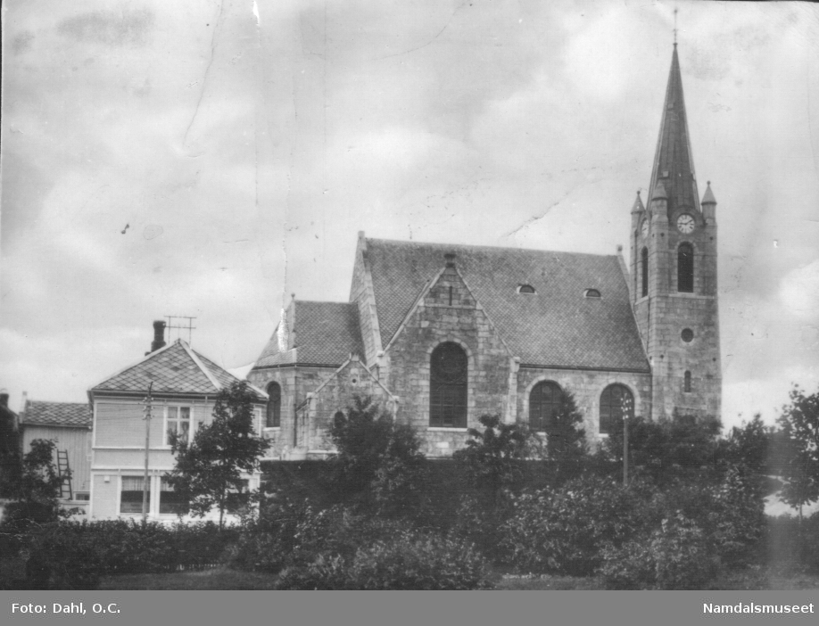 Namsos sentrum, kirkehaugen. Namsos kirke før krigen. Bombet 20.april 1940.