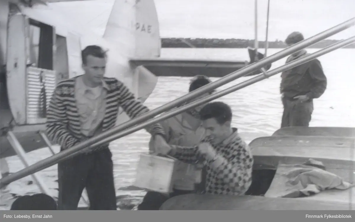 Fotografi fra Vadsø. Bildet viser innlastingen av utstyr på Norseman sjøfly i Vadsø. Fra venstre: Per Bjørgan, Karl Jakob Carstens, Ole Gustav Øverdahl og Edvard Irgens. Foto: Ernst Lebesby.