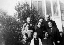 Bildet kan være tatt i Vadsø. Her har familien samlet seg. B