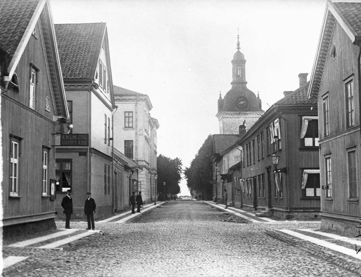 Hörnet av Kyrko- och Sundsgatorna med skofabriken till höger  Vänersborg