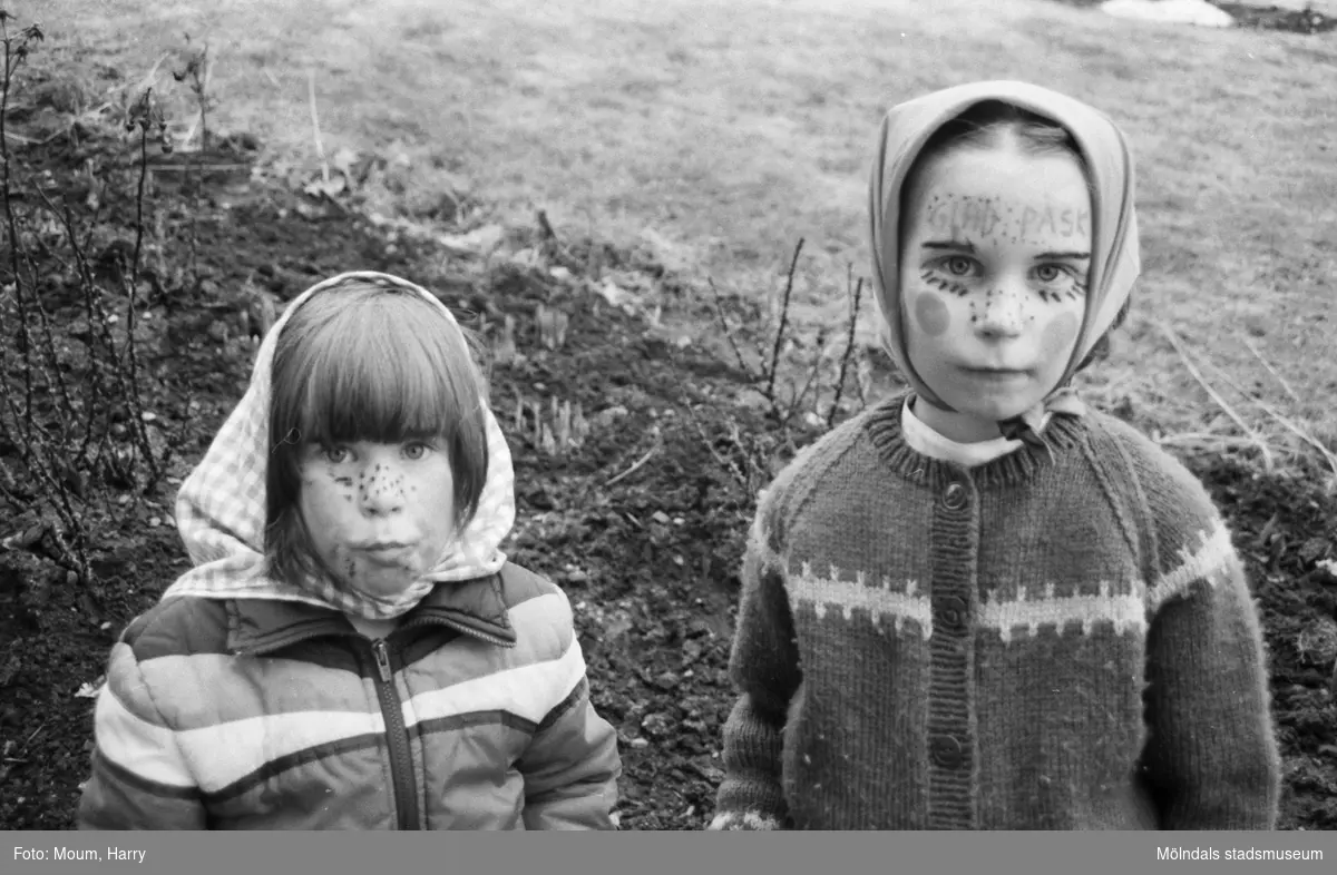 Två flickor utklädda till påskkärringar, år 1985.
Fotografi taget av Harry Moum, HUM, Mölndals-Posten.