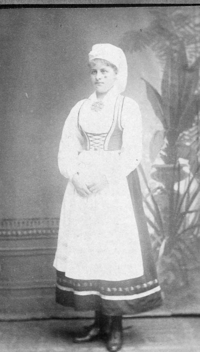 Rosa Sigrid R. Biørn i bunad ca. 1915