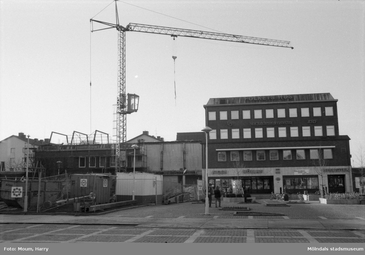 Om- och tillbyggnad av Folkets Hus i Mölndal, år 1985.

För mer information om bilden se under tilläggsinformation.