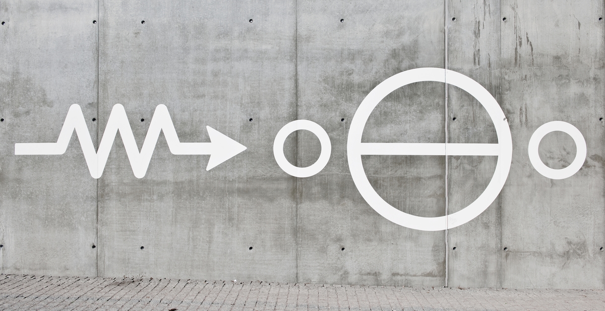 Bo Meyer sine kunstverk er ikkje berre styrt av visuelle arkitektoniske føringar, men har ein klar symbolsk agenda. På Lysaker stasjon har han måla til saman 32 enkle symbol, som piler, sirklar, trekantar og kryss. Halvparten av symbola er militære symbol som blir nytta i samband med strategisk planlegging av krigshandlingar og invasjon. Den andre halvparten er inspirert av symbolbruken til ei gruppe nordamerikanske indianarar. To plakettar med informasjon er plasserte ved verket.