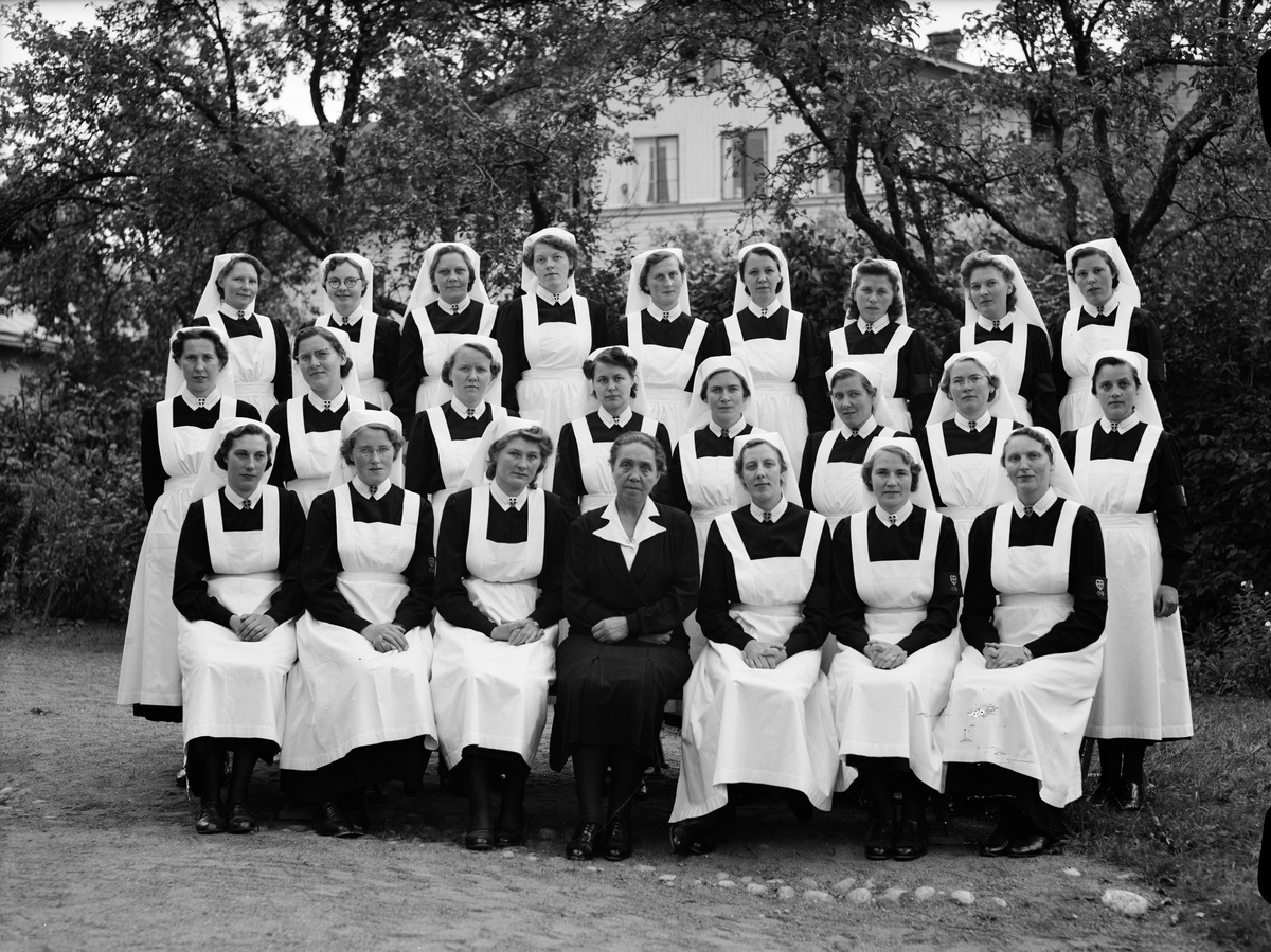 Grupporträtt - hemsystrar, sannolikt vid Uppsala stads hemsysterskola, Odensgatan 16, Uppsala 1942