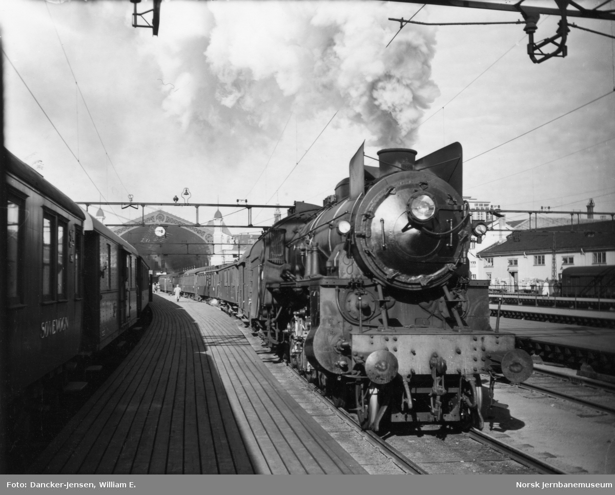 Damplokomotiv type 31b foran tog 601 på Østbanestasjonen