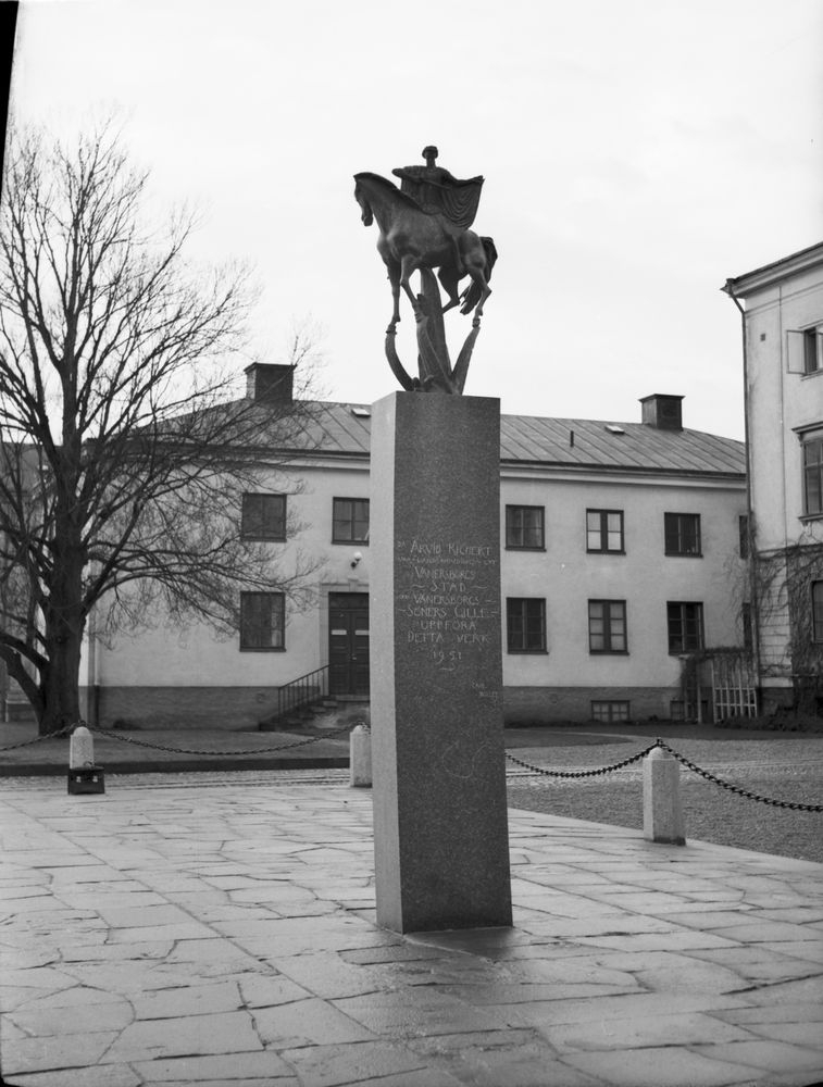 Vänersborg. Länsresidenset. Sankt Martin. Skulptur av Carl Milles