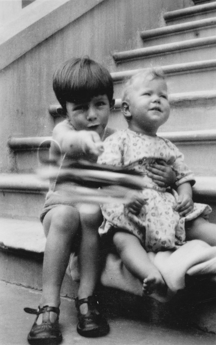 Tore W. Thams og hans kusine June Thams sitter i en trapp.