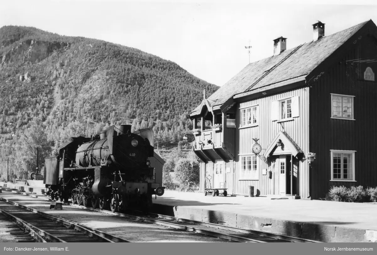 Damplokomotiv type 31b nr. 430 på Sel stasjon